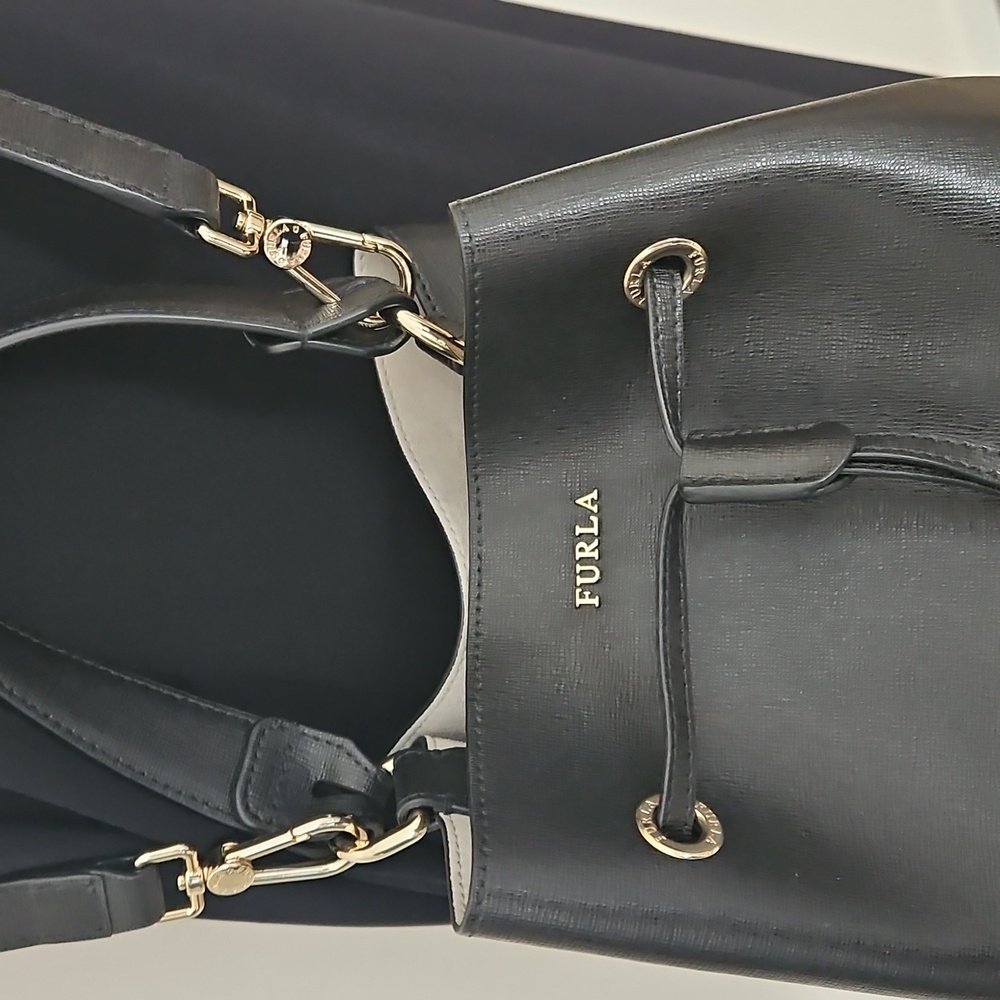 Furla Bucket Shoulder Bag. - Picture 3 of 13